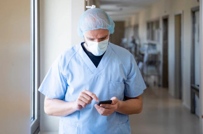 Meeting-surgeons-platform Surgeon checking Medability application